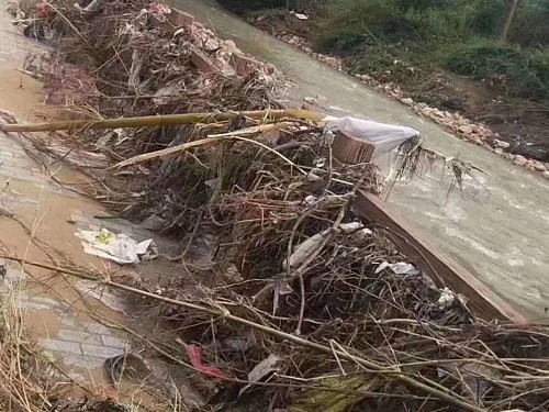 洪水过后的广东韶关河道水泥仿木护栏