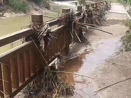 洪水过后的广东河源河道水泥仿木栏杆