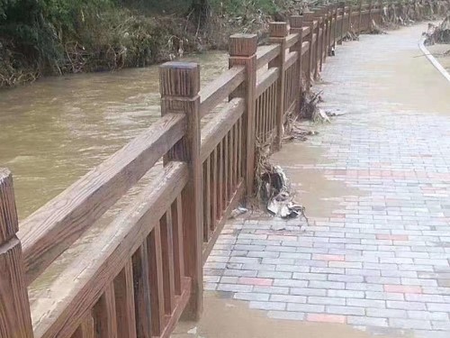 洪水过后的广东阳江1.8米梯形河道水泥仿木栏杆
